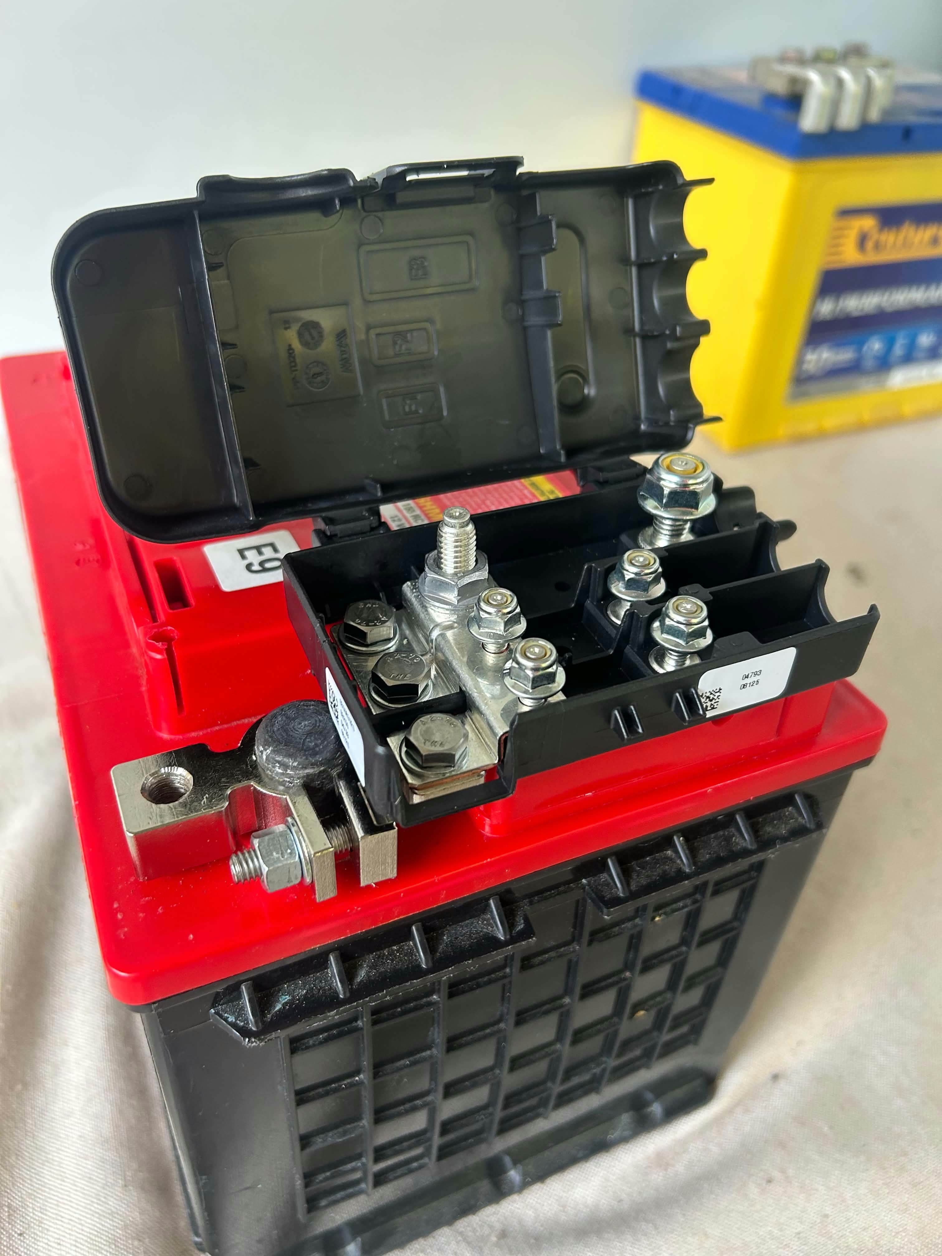 Heavy duty 3 way battery mount fuse box