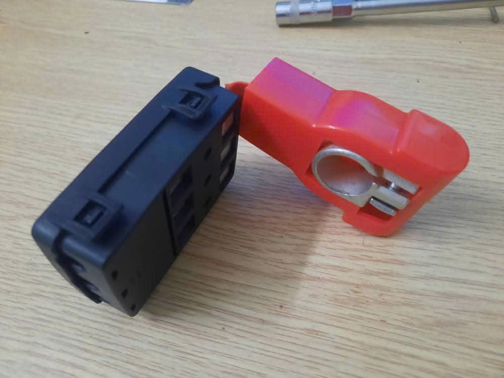 Compact battery power distribution kit